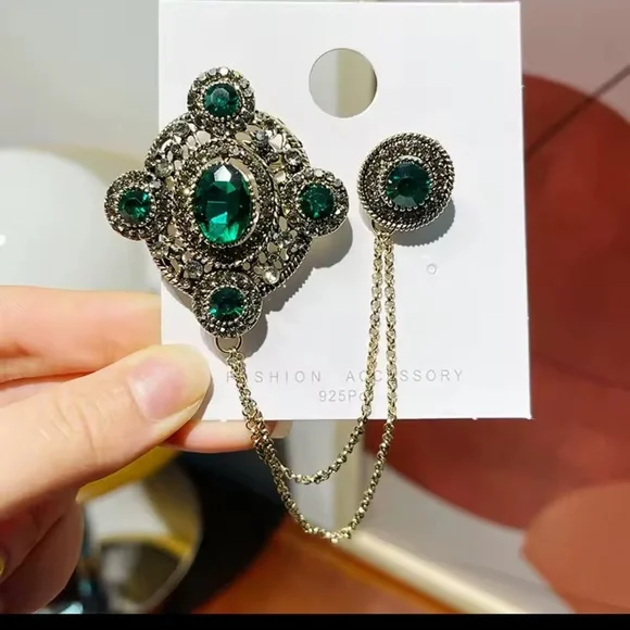 Vintage Emerald Brooch Pin with Chain – Elegant Green Crystal Statement Jewelry - Picture 4 of 7